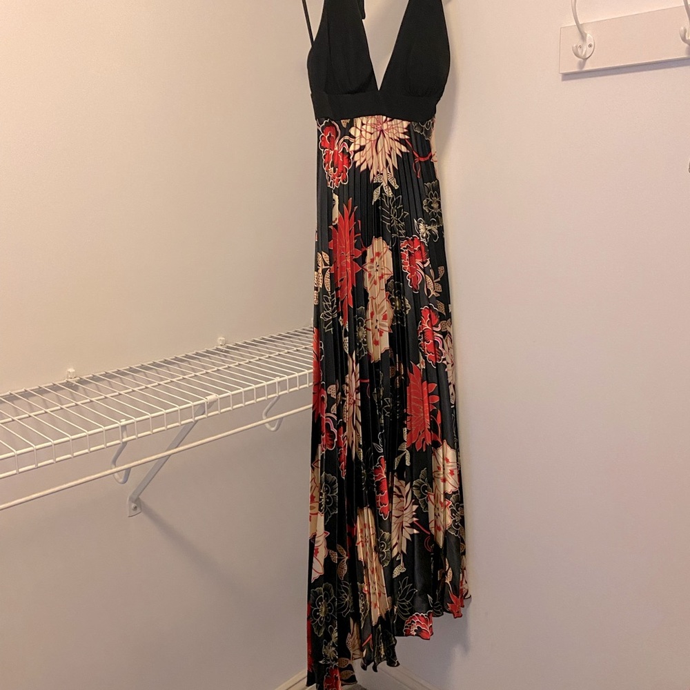 Long flowered dress with pleats